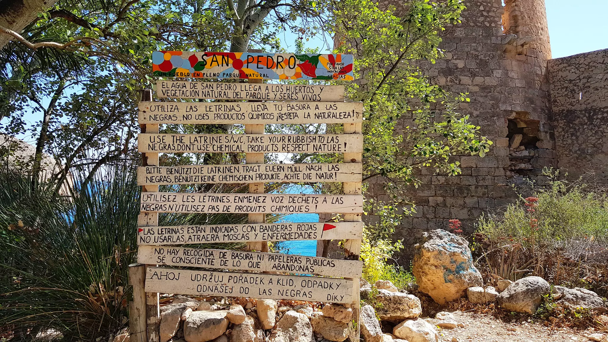 Pass the alternative-lifestyle community of Cala de San Pedro © Ramon Pons / Getty Images/iStockphoto