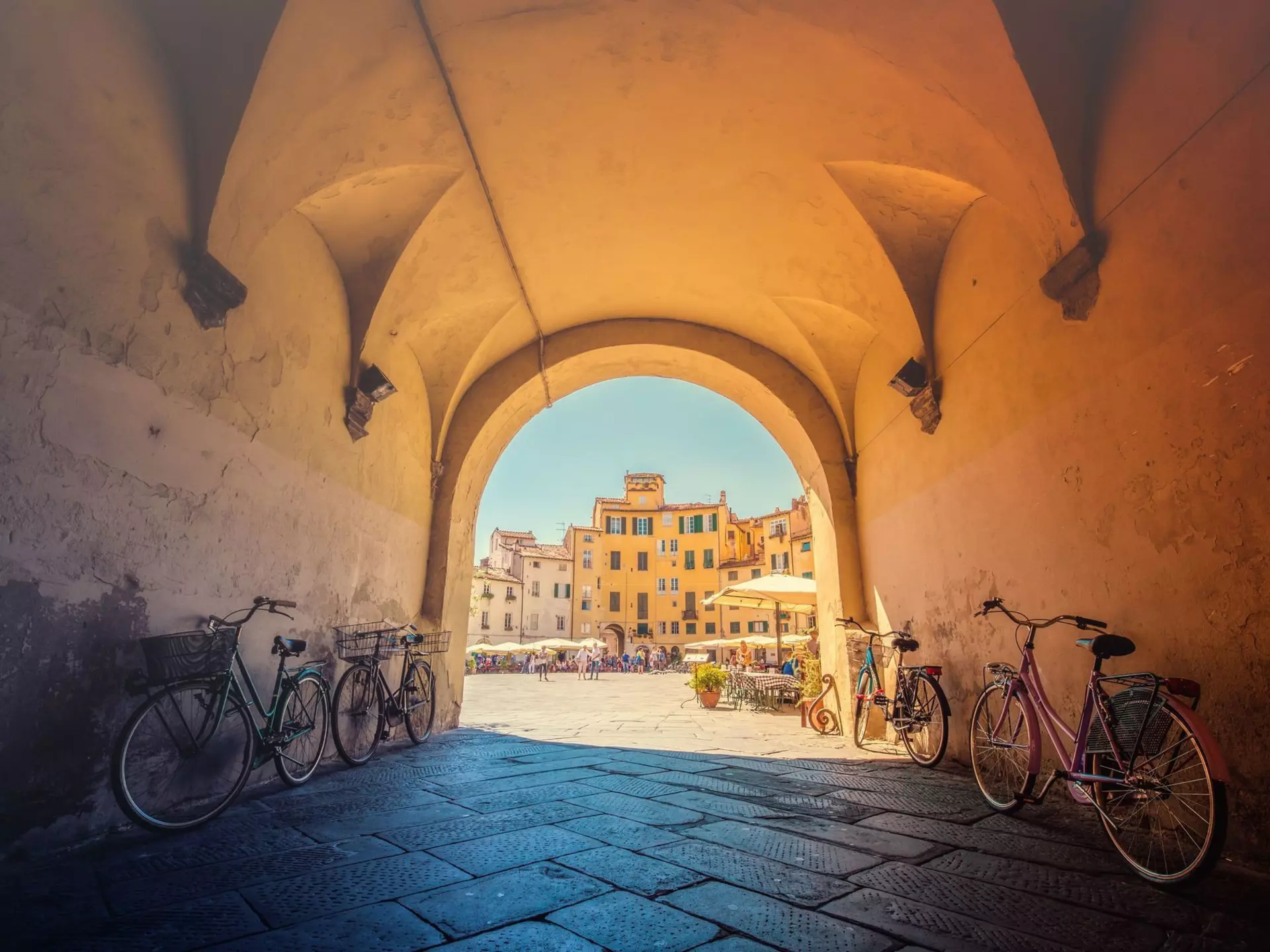 Piazza dell’Anfiteatro in Lucca. serenarossi/Shutterstock
