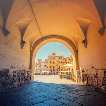 Piazza dell’Anfiteatro in Lucca. serenarossi/Shutterstock