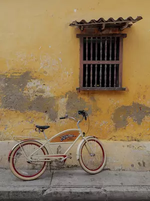 Cartagena - Col - 21/12/2024.

Bicycles are an iconic feature of urban circulation in Cartagena. Exploring the city's streets by bike offers a peaceful and delightful experience, allowing locals and visitors to discover colonial and modern corners of the city at a relaxed pace. This mode of transport is not only practical for navigating the narrow streets of the historic center but also enhances the connection with the surroundings, providing a unique perspective on Cartagena's daily life.