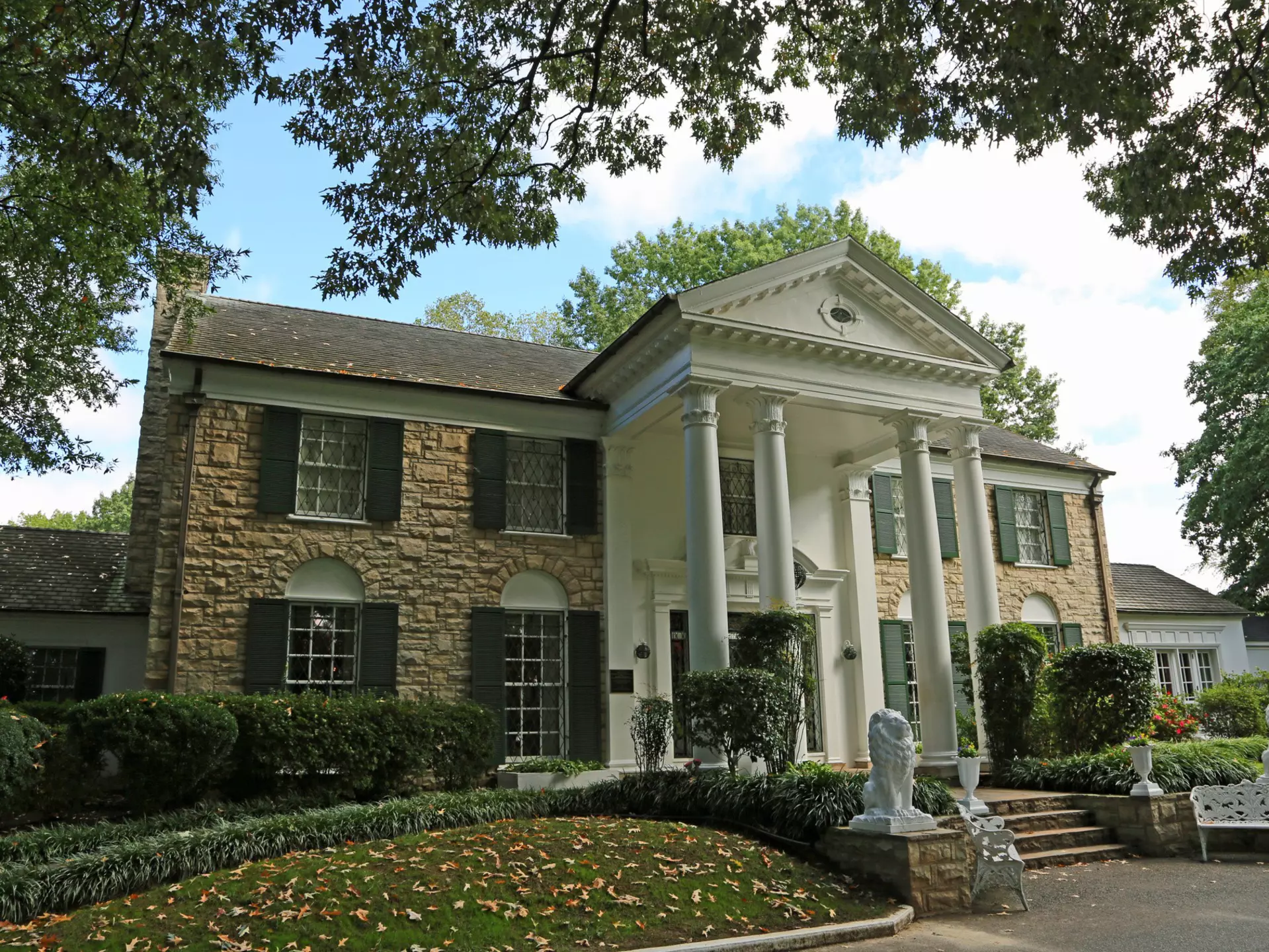 Graceland, Elvis Presley's former home. Malgorzata Litkowska/Shutterstock
