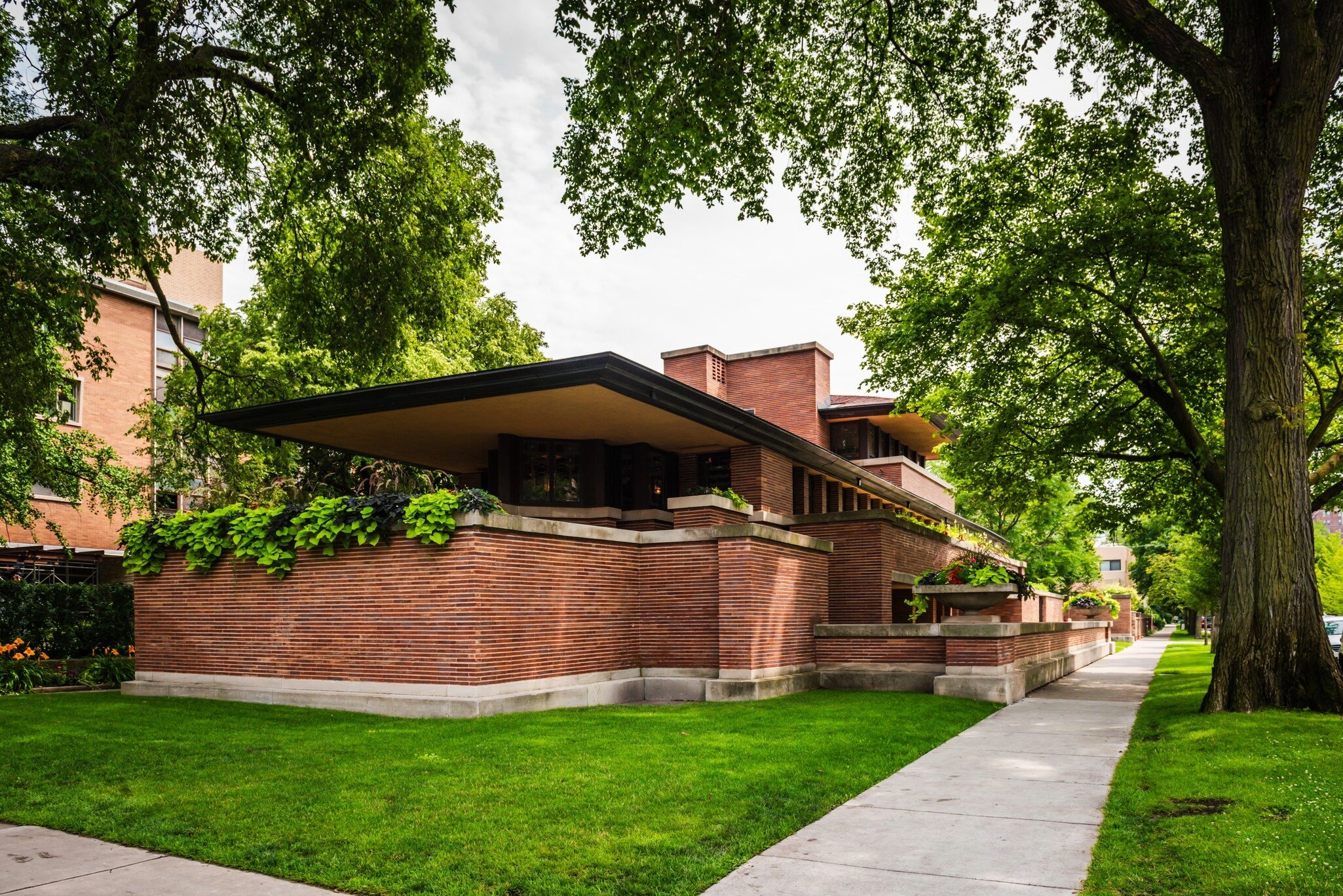 View of the Robie House amidst trees in Chicago, Illinois.