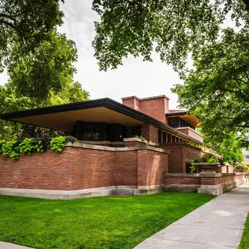 View of the Robie House amidst trees in Chicago, Illinois.