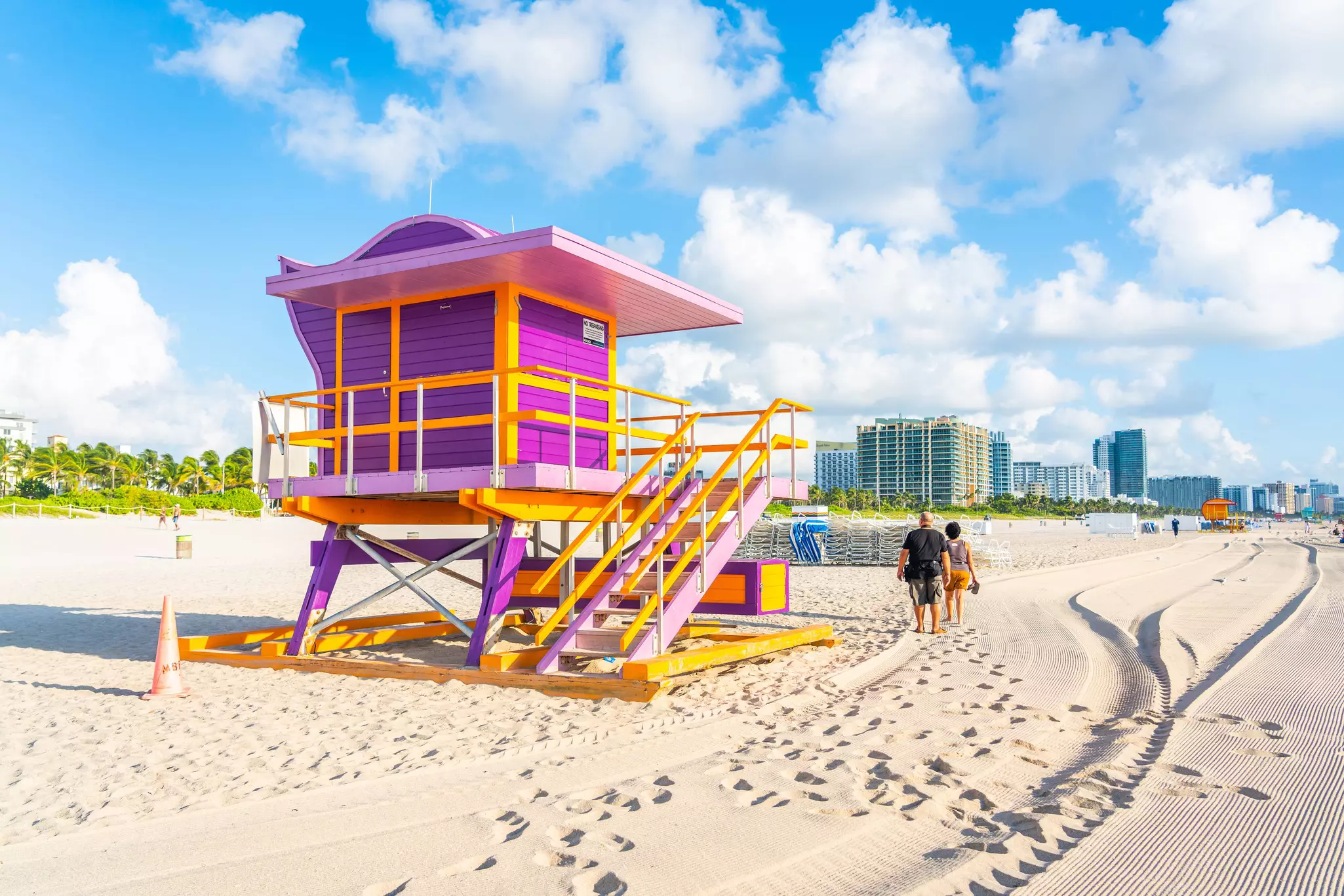 Miami's beach and boardwalk are quiet first thing in the morning © mariakray / Shutterstock