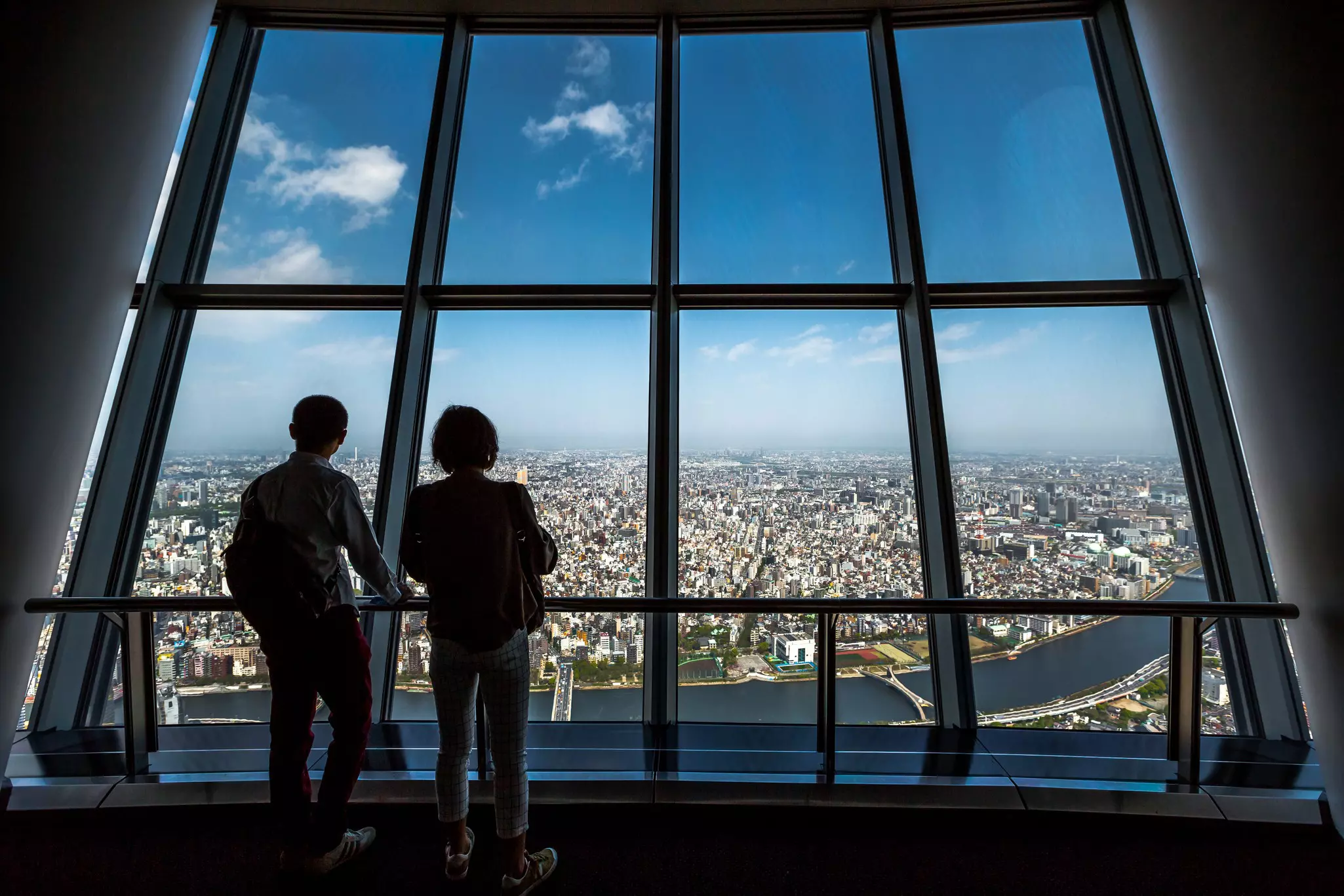 Tourists on the observation deck at the Tokyo Skytree © Benny Marty / Shutterstock