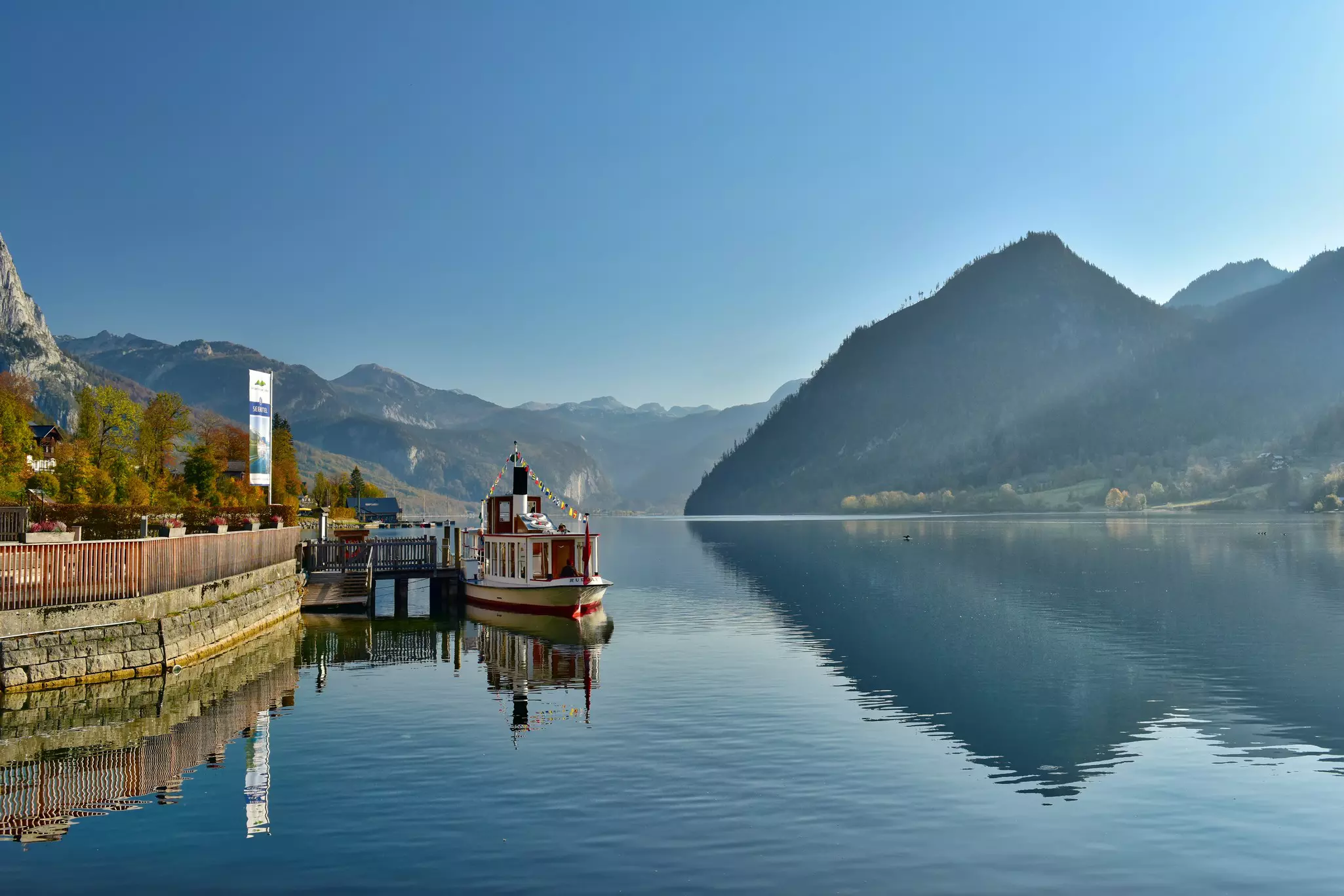 Take in the beauty of gorgeous Grundlsee from a boat © Balakate / Shutterstock