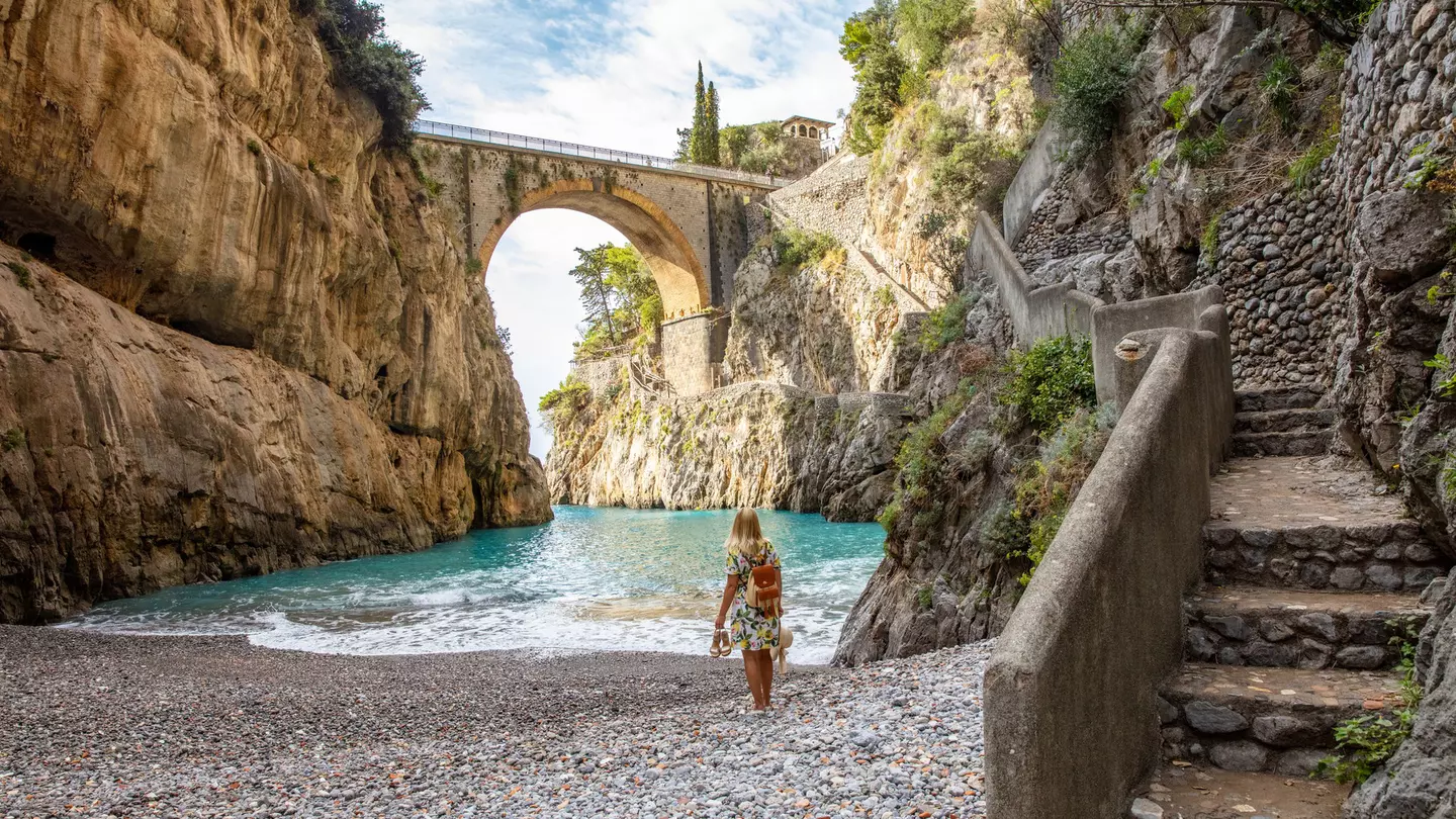 These top tips on transport and places to eat can help you save some euros on the expensive Amalfi Coast © SimonSkafar / Getty Images