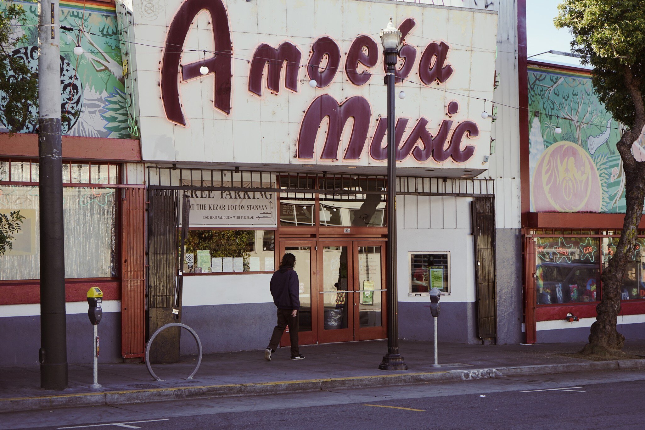 man entering amoeba music store on haight street, san francisco, california, usa, november 2022, License Type: media, Download Time: 2025-08-07T19:49:06.000Z, User: catalinaaragon, Editorial: true, purchase_order: 56530 - Guidebooks, job: Global Publishing WIP, client: San Francisco 14, other: CA