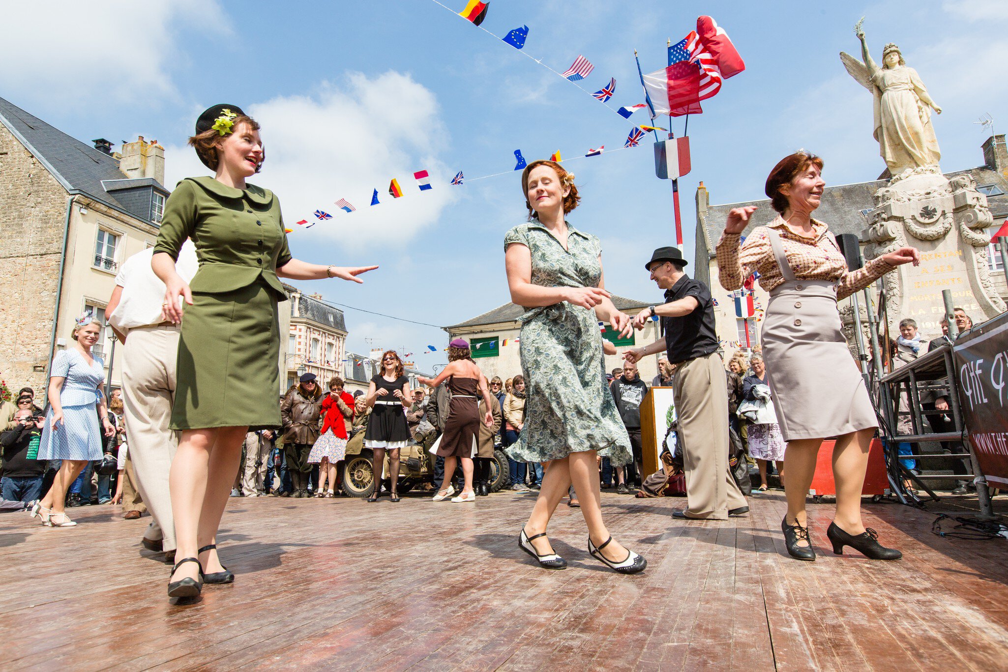 Un bal de la Libération à Carentan par les danseurs de al troupe 'Flying cool cats'.
