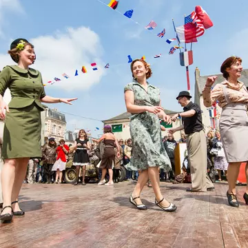 Un bal de la Libération à Carentan par les danseurs de al troupe 'Flying cool cats'.