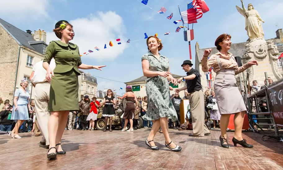 Un bal de la Libération à Carentan par les danseurs de al troupe 'Flying cool cats'.