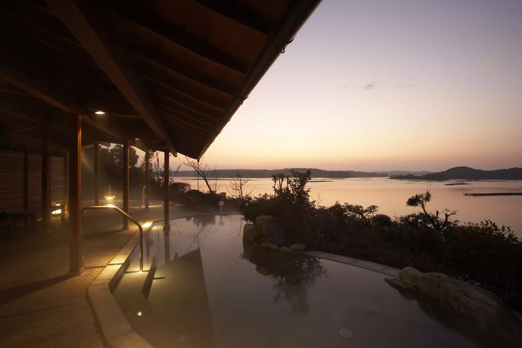 Open-air hot spring bath at Kashikojima Hojoen. Courtesy of Kashikojima Hojoen/Kintetsu Railway