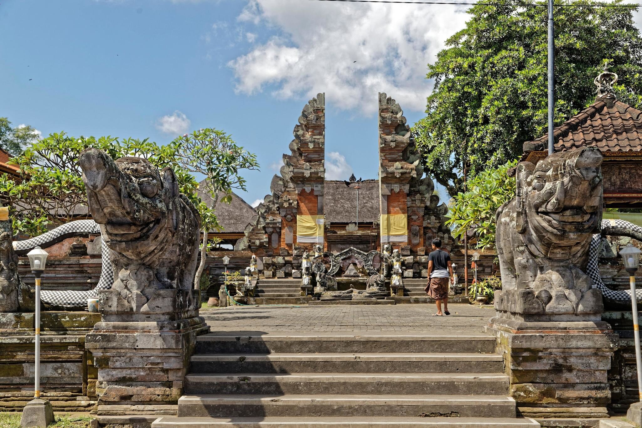 2DA2R5D Pejeng, Bali, Indonesia. 24th May, 2019. Entrance to the Pura Penataran Sasih Hindu temple in the village of Pejeng, Bali.
2DA2R5D
Pura, Penataran, Sasih, temple, Pejeng, Penataran, Sasih, Bali, nekara, gong, bronze, Pura, Indonesia, architecture, monument, balinese, local, traditional, beautiful, Asia, holiday, landmark, released, tourism, travel, vacation, people, outdoors, moon, landscape, scenery, destination, view, Hindu, sky, cloud, archaeological, belief, grave, devotion, rock, sacred, holy, sculpture, spiritual, statue, Hinduism, religion, panoramic, asian, attraction, gold
**RIGHTS MANAGED** Pejeng, Bali, Indonesia. 24th May, 2019. Entrance to the Pura Penataran Sasih Hindu temple in the village of Pejeng, Bali.