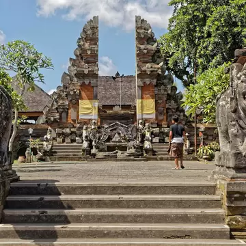 2DA2R5D Pejeng, Bali, Indonesia. 24th May, 2019. Entrance to the Pura Penataran Sasih Hindu temple in the village of Pejeng, Bali.
2DA2R5D
Pura, Penataran, Sasih, temple, Pejeng, Penataran, Sasih, Bali, nekara, gong, bronze, Pura, Indonesia, architecture, monument, balinese, local, traditional, beautiful, Asia, holiday, landmark, released, tourism, travel, vacation, people, outdoors, moon, landscape, scenery, destination, view, Hindu, sky, cloud, archaeological, belief, grave, devotion, rock, sacred, holy, sculpture, spiritual, statue, Hinduism, religion, panoramic, asian, attraction, gold
**RIGHTS MANAGED** Pejeng, Bali, Indonesia. 24th May, 2019. Entrance to the Pura Penataran Sasih Hindu temple in the village of Pejeng, Bali.