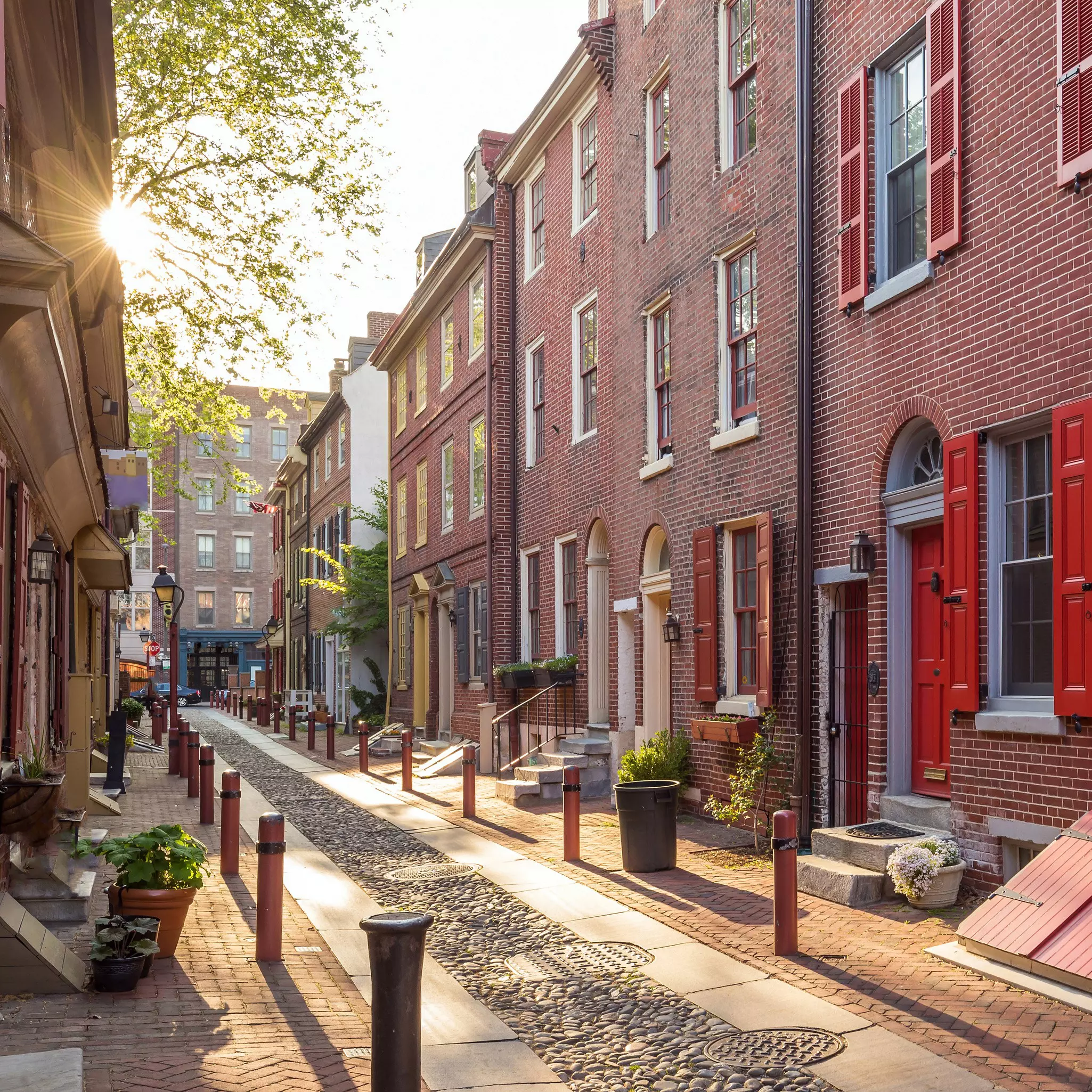 Elfreth's Alley in Philadelphia is referred to as the nation's oldest residential street, dating to 1702 © f11photo / Shutterstock