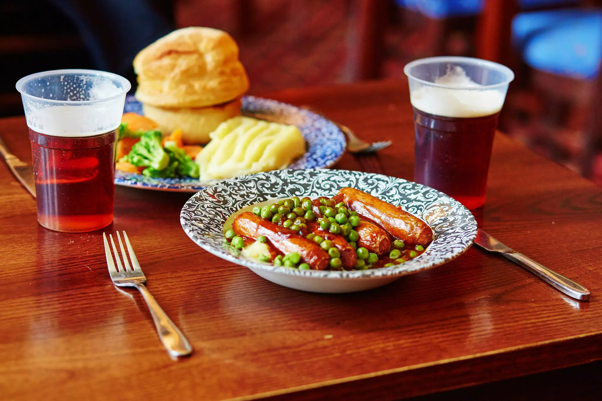 Whether it's bangers and mash or a traditional Sunday roast, wash your meal down with a pint at the pub © Ekaterina Pokrovsky / Shutterstock