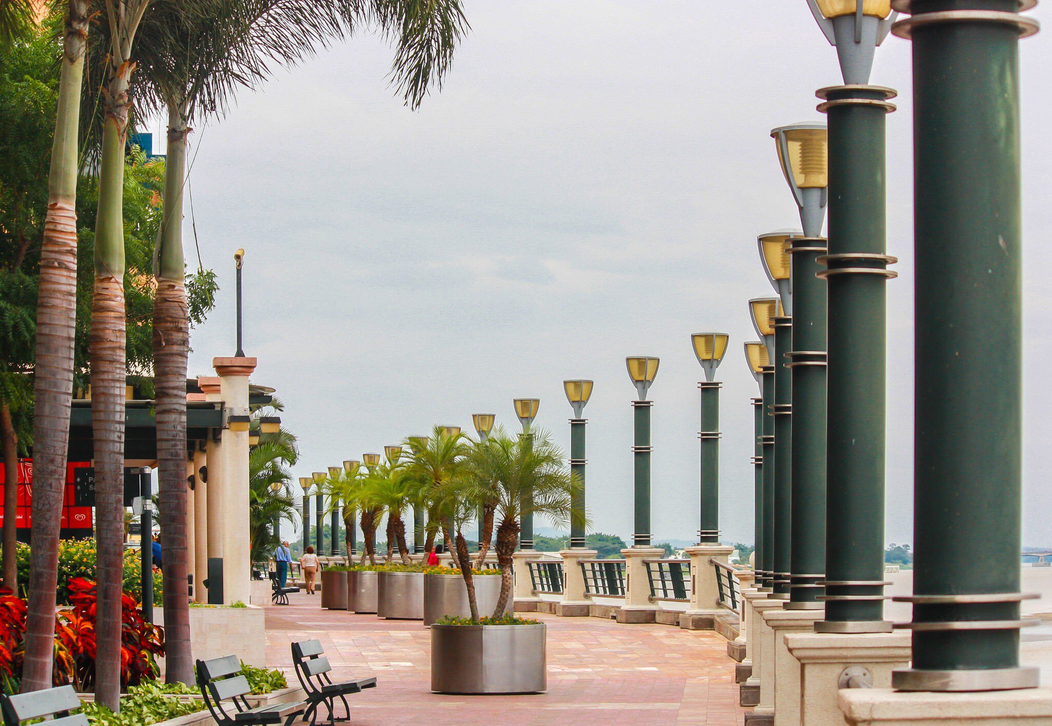 The riverside boardwalk of Malecon 2000.