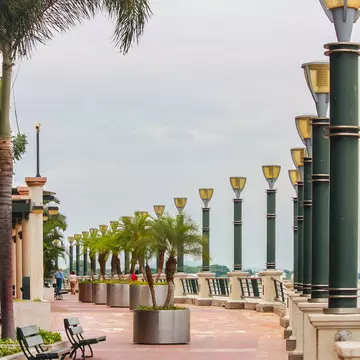The riverside boardwalk of Malecon 2000.