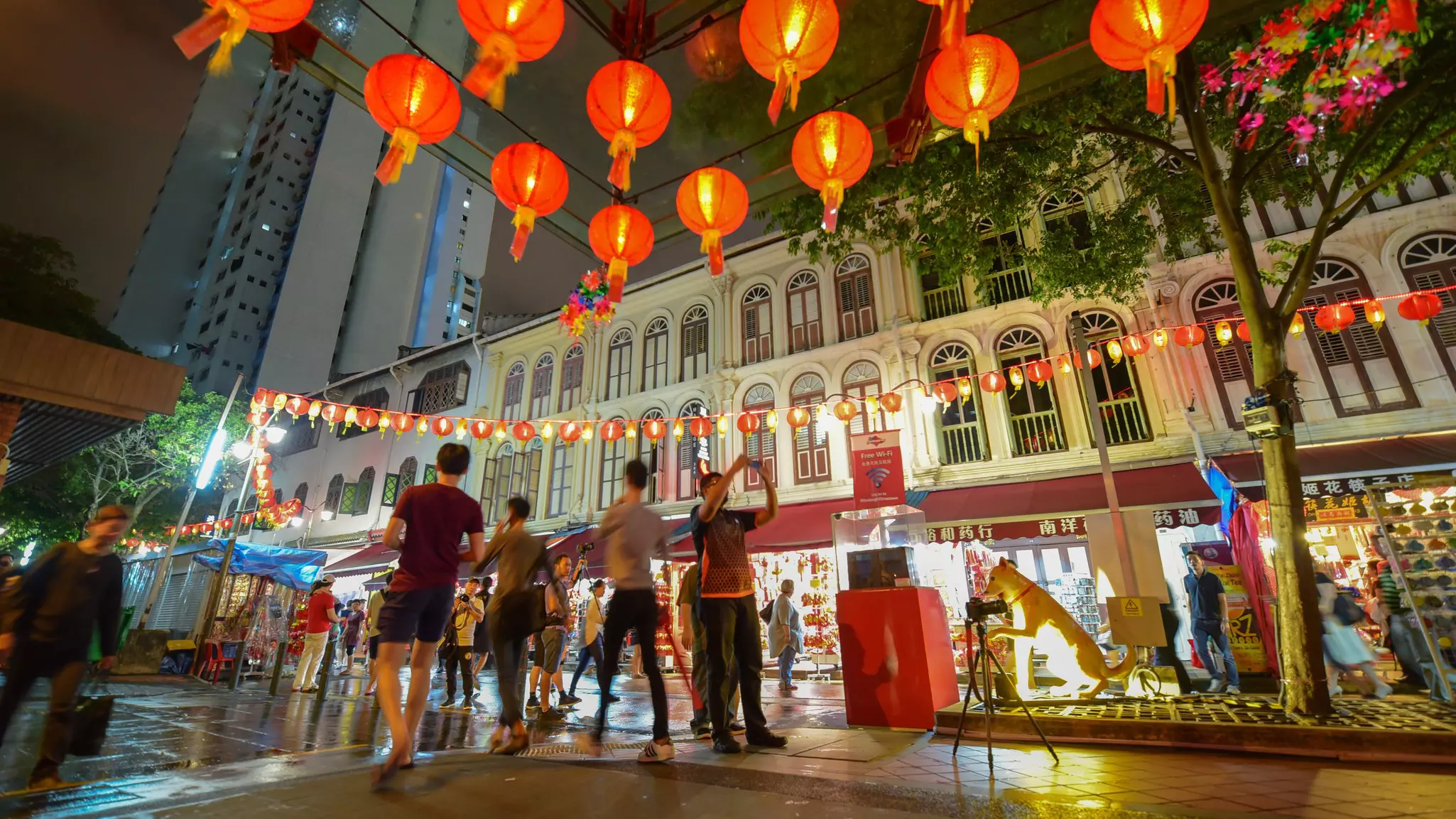 Take in the ambience of Singapore during the lunar new year © Prime Images / Getty Images