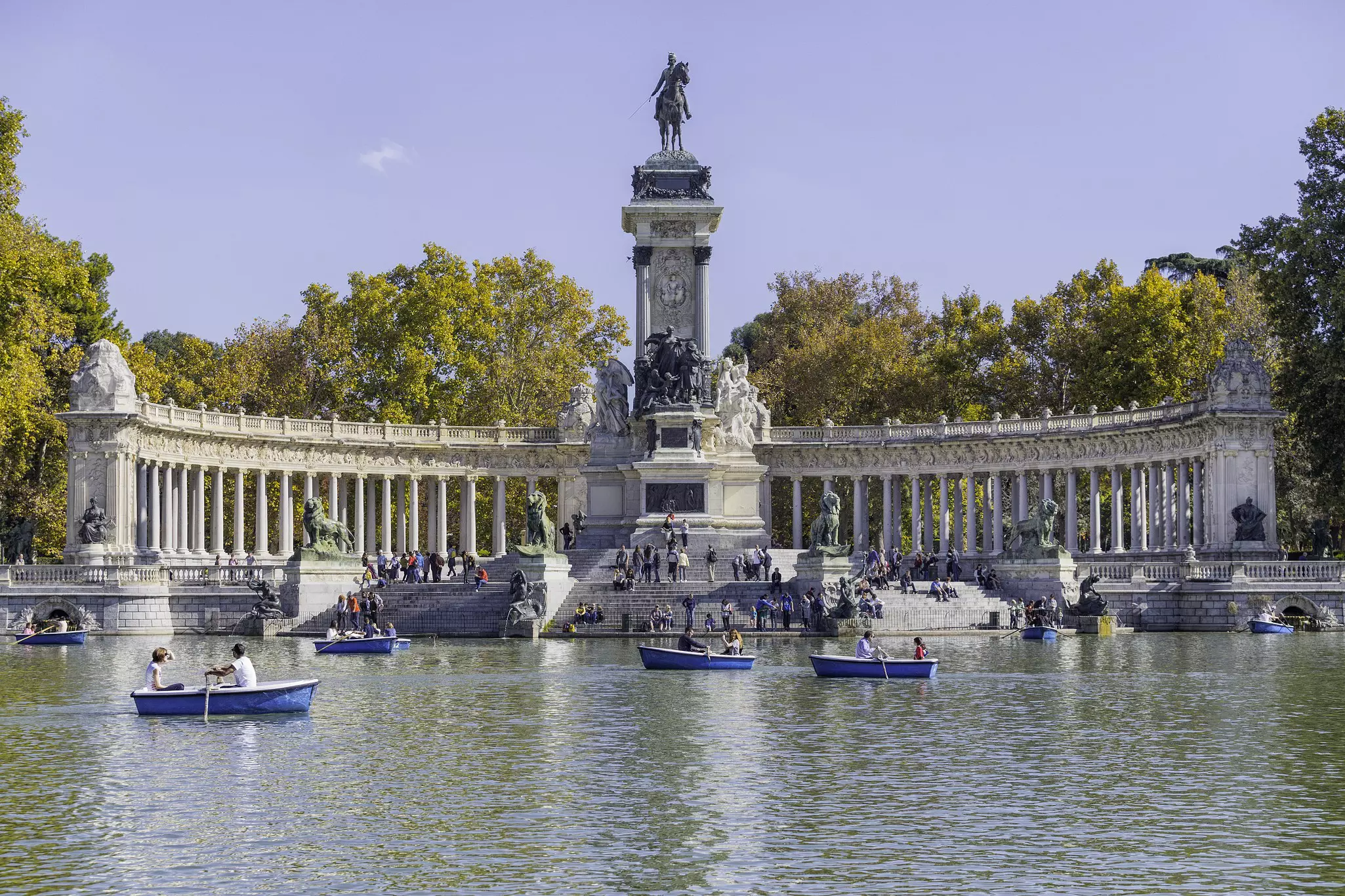 It's easy to find a quiet spot or a romantic moment in Retiro Park © Image courtesy of Madrid Tourism