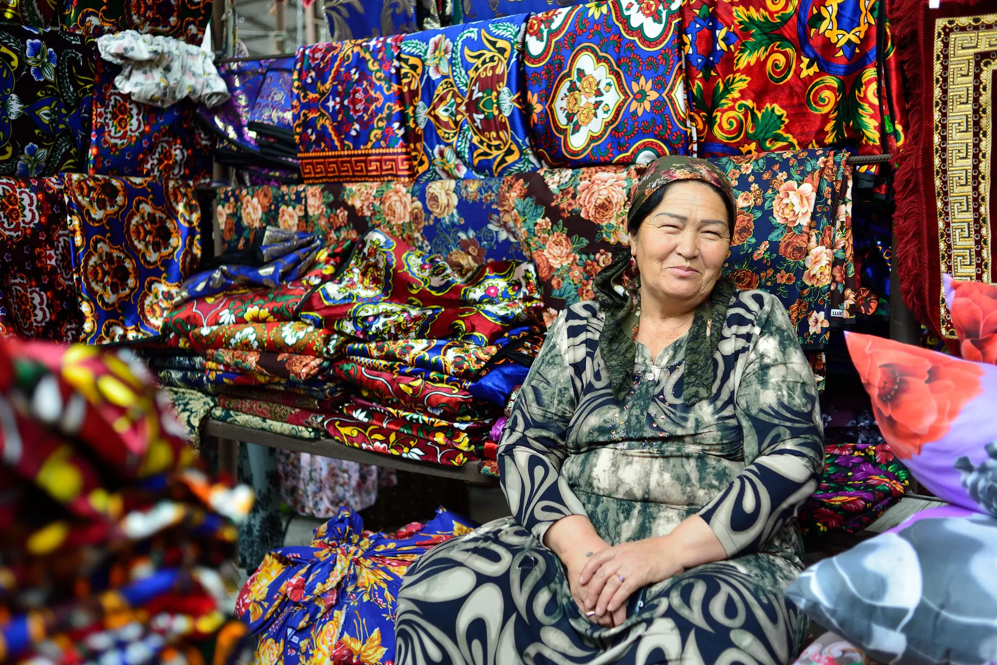 Explore the colors and smells of the legendary bazaars in the Fergana Valley © iStock