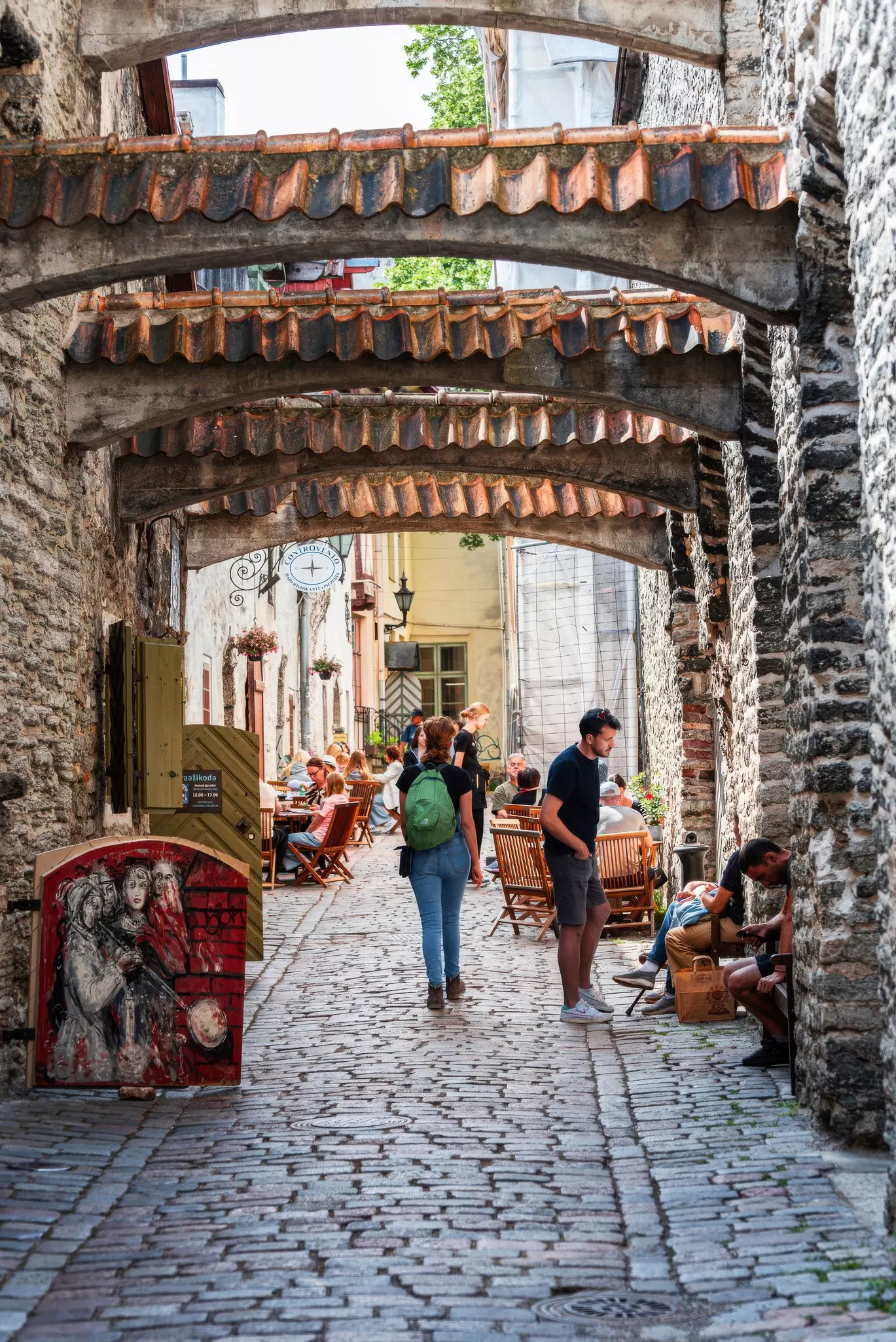 A path winds past well-tended landscaping, a birdhouse, and the main hotel building © Erick Andía / Lonely Planet