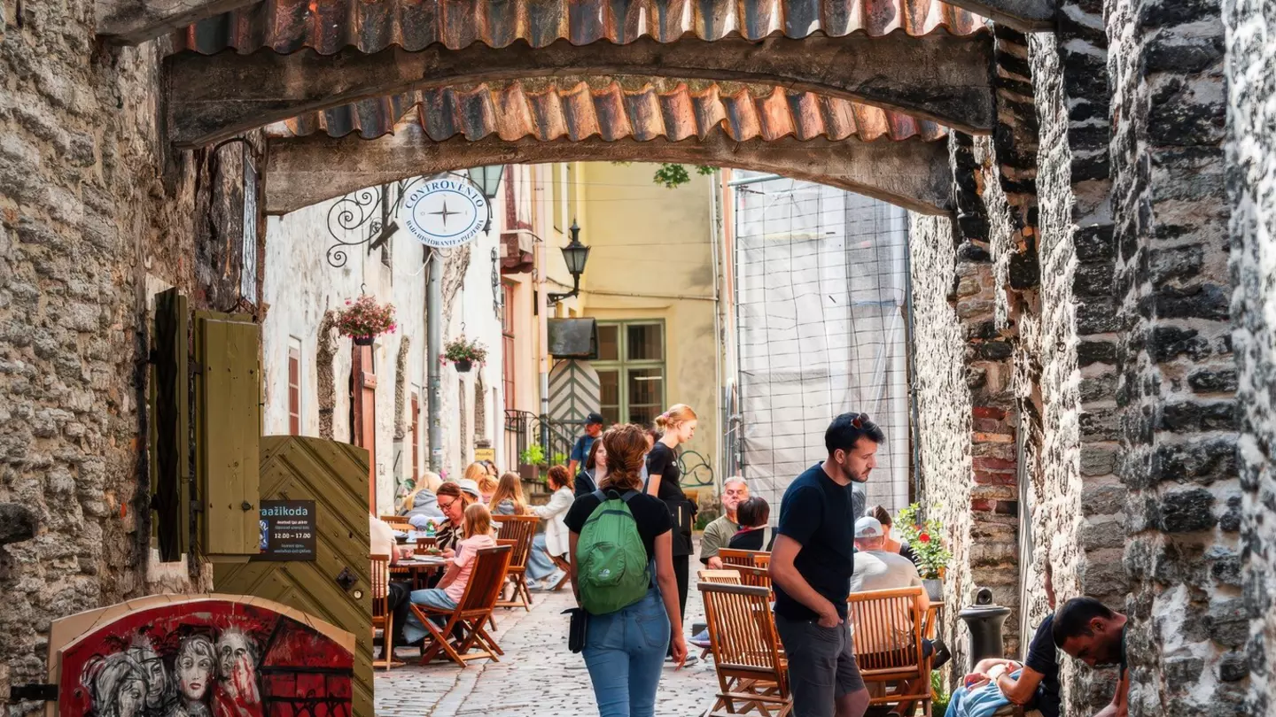 A path winds past well-tended landscaping, a birdhouse, and the main hotel building © Erick Andía / Lonely Planet