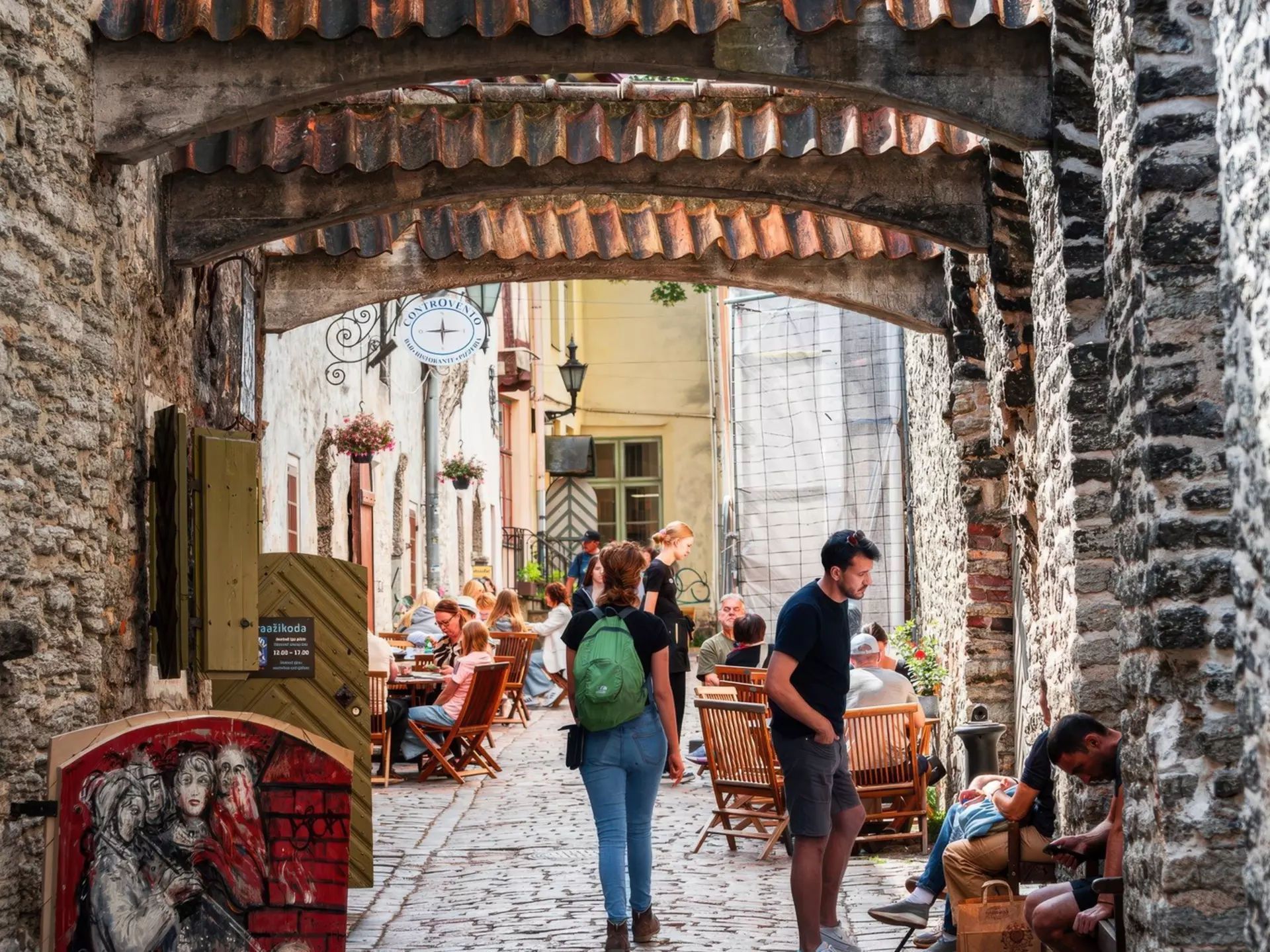 A path winds past well-tended landscaping, a birdhouse, and the main hotel building © Erick Andía / Lonely Planet