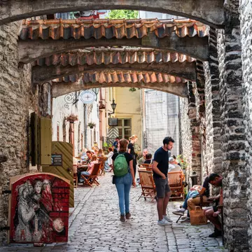 A path winds past well-tended landscaping, a birdhouse, and the main hotel building © Erick Andía / Lonely Planet