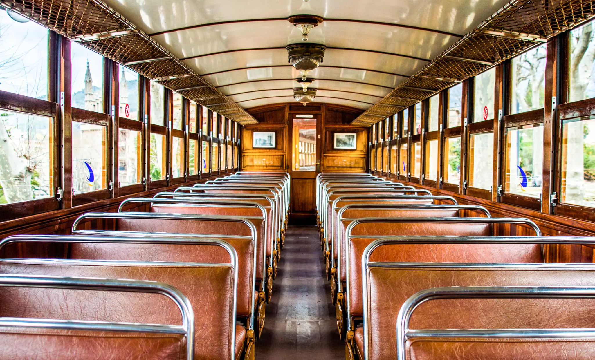 Empty wooden train coach with brown leather seats, License Type: media, Download Time: 2025-07-24T14:58:36.000Z, User: clairenaylor, Editorial: false, purchase_order: 65050 - Digital Destinations and Articles, job: online editorial, client: Spain trains, other: Claire Naylor