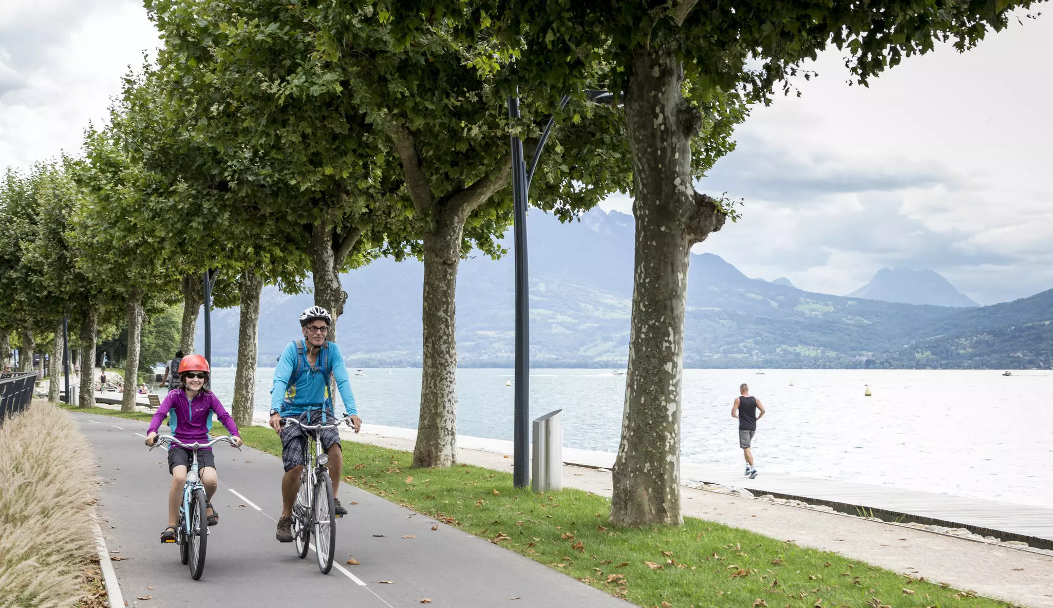 The cycle around Lake Annecy is suitable for less-experienced riders and children © Stephanie Hager - HagerPhoto / Getty Images