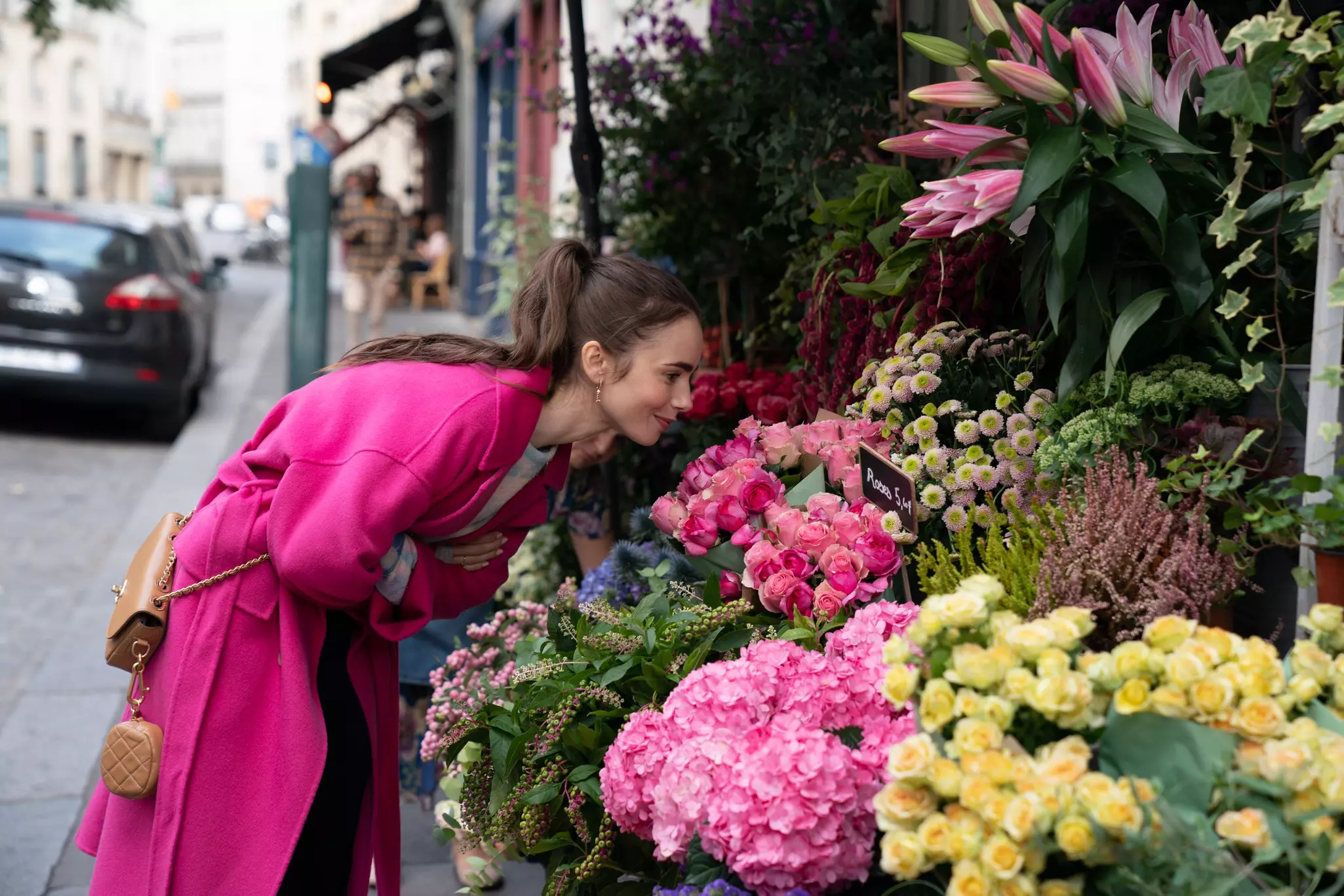 Stop and smell les fleurs à la “Emily in Paris” © Netflix/Paramount