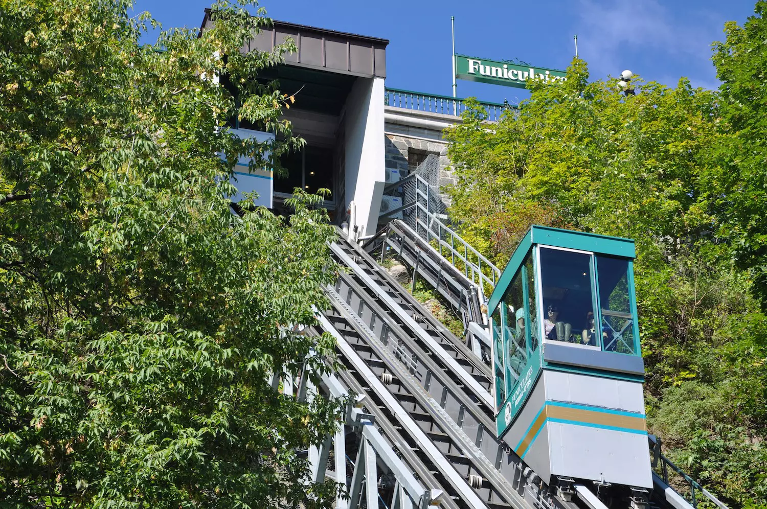 The delightful funicular that connects Terrasse Dufferin in Old Québec with Petit-Champlain in Old Lower Town is fully accessible © Wangkun Jia / Shutterstock