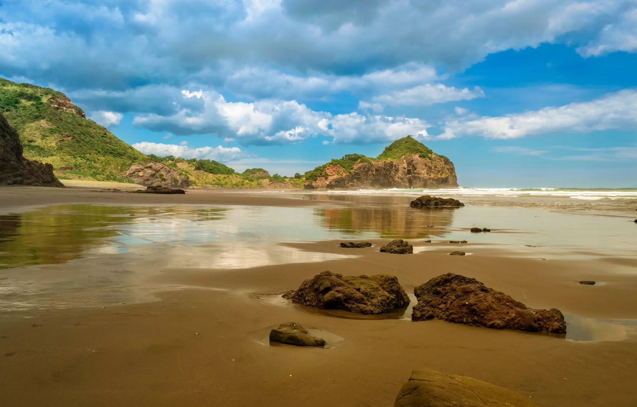 Te Henga - Bethells Beach at low tide, Auckland, New Zealand  License Type: media  Download Time: 2022-04-28T10:23:46.000Z  User: aniabartoszek  Is Editorial: No  purchase_order:   