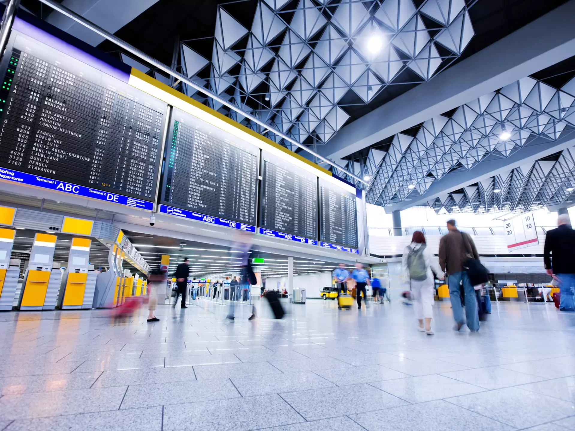 Crowds of passengers in Frankfurt Central Station