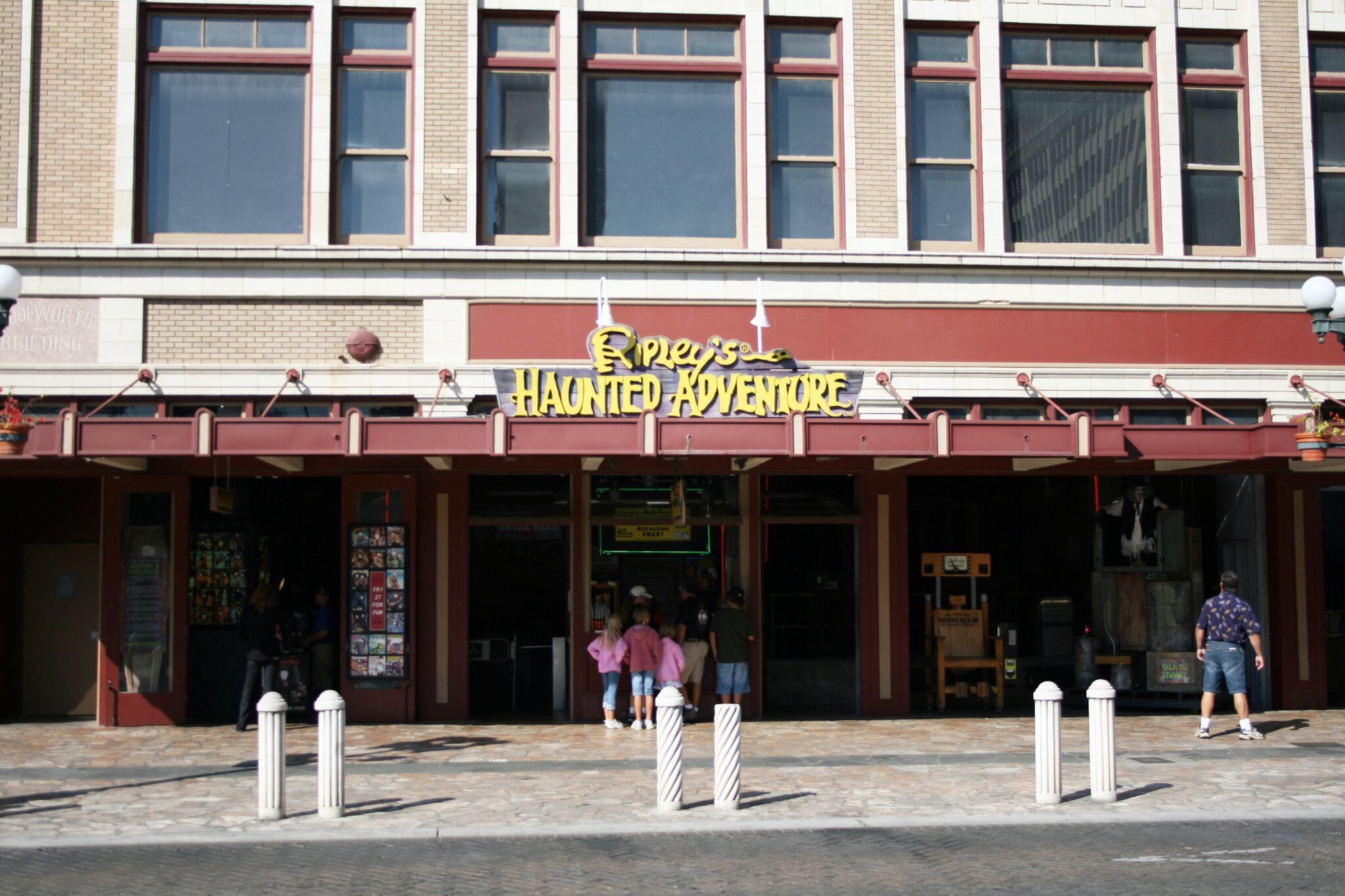 AK311J exterior of Ripley's Haunted Adventure San Antonio  Texas  November 2007

Ripley's Alamo Plaza Attractions
