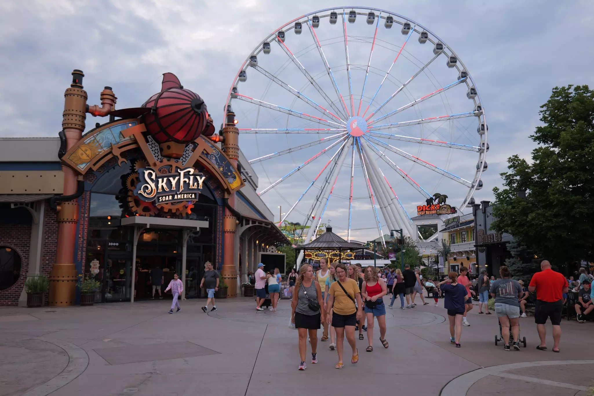 Discover a scenic getaway filled with thrilling attractions, stunning views, and unforgettable family fun!;