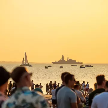 Darwin, Australia - 18 July 2024: Crowds watching the Pitch Black Exercise 2024 at Mindil Beach in Darwin., License Type: media, Download Time: 2026-04-30T19:21:56.000Z, User: LP_NZhan, Editorial: true, purchase_order: 65050 - Digital Destinations and Articles, job: App content, client: Lonely Planet App, other: Nadine Zhan 
