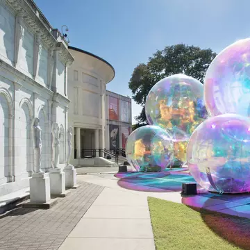 Exterior view of the Memphis Brooks Art Museum, with the "Evanescent" exhibit by famed Australian artists Renzo B. Larriviere and Zara Pasfield of studio Atelier Sisu
1495952317