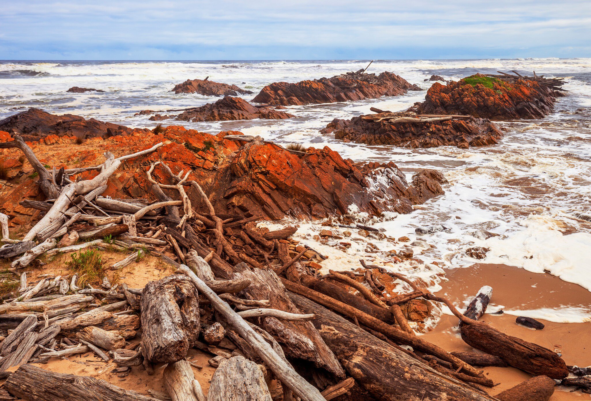 Wild and desolate coastline at "The Edge of the World", the longest uninterrupted expanse of ocean on earth. Gardiners Point, South of the Arthur River, Tasmania, Australia.    