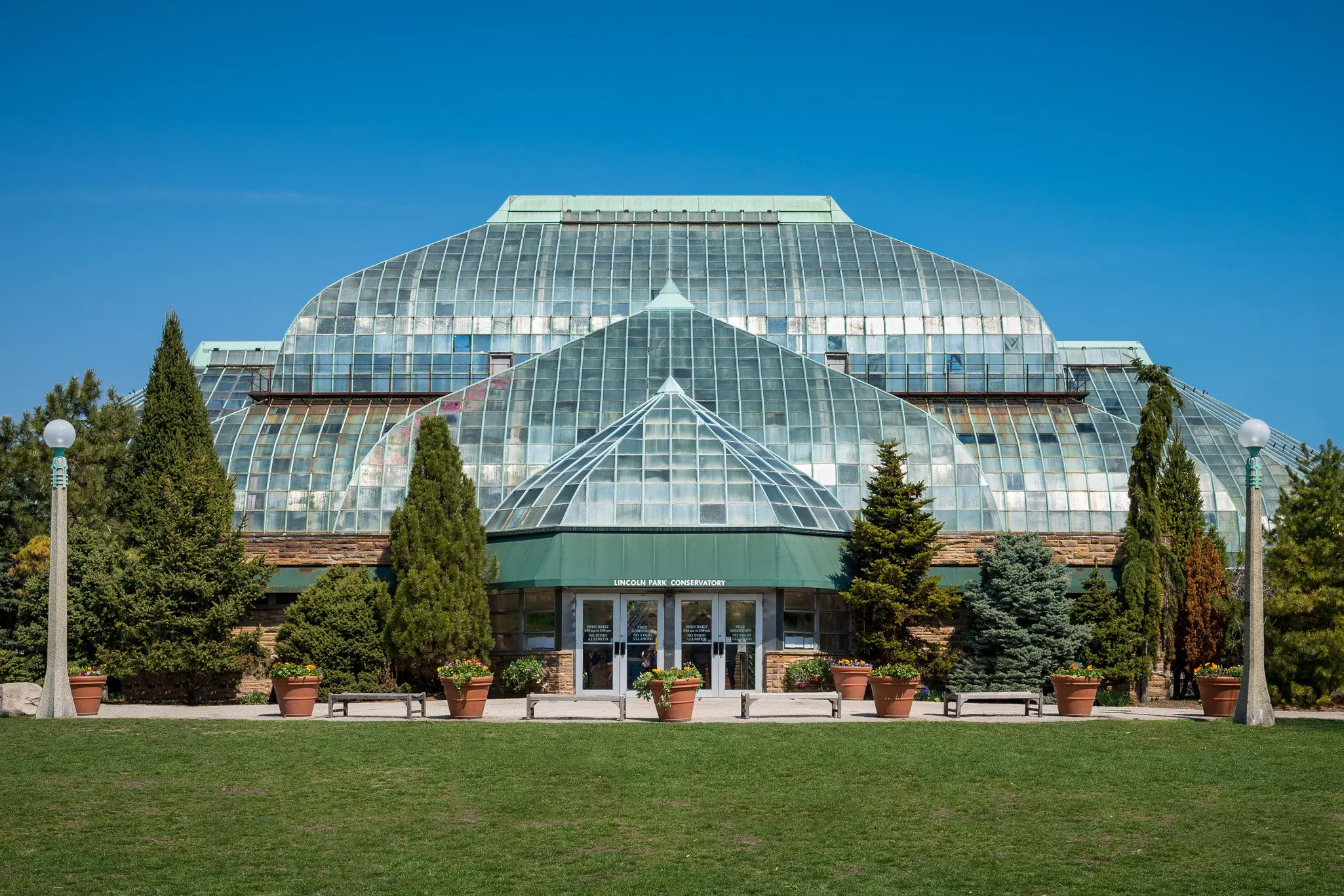 The grand glass frontage of the Lincoln Park Conservatory in Chicago, Illinois.