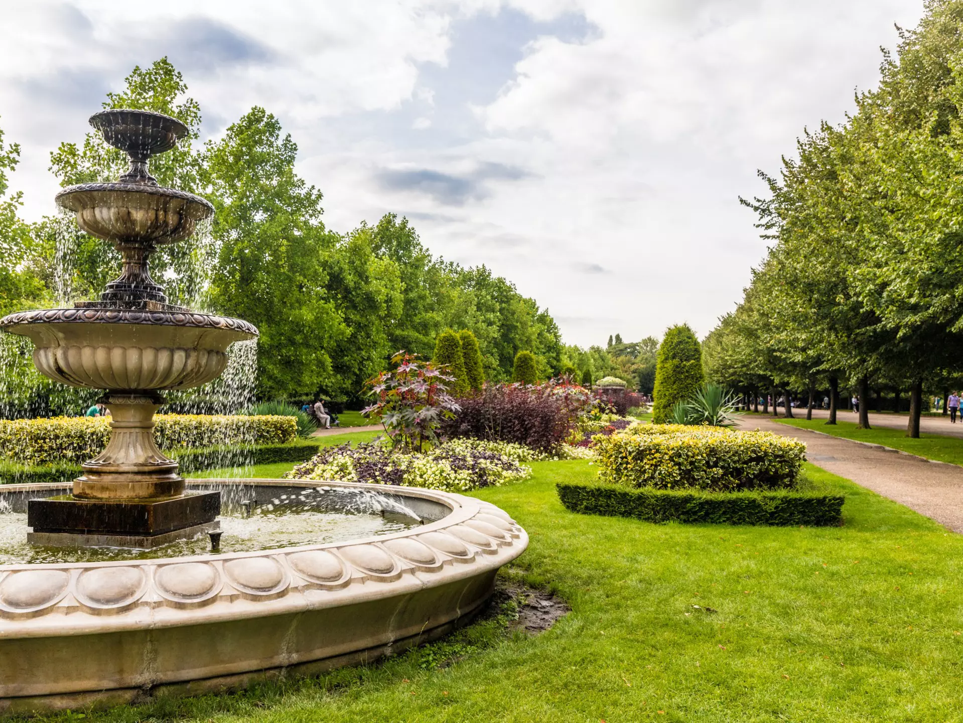 The Avenue Gardens in Regent's Park, London. Chrispictures/Shutterstock