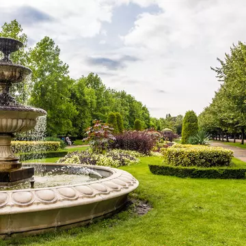 The Avenue Gardens in Regent's Park, London. Chrispictures/Shutterstock