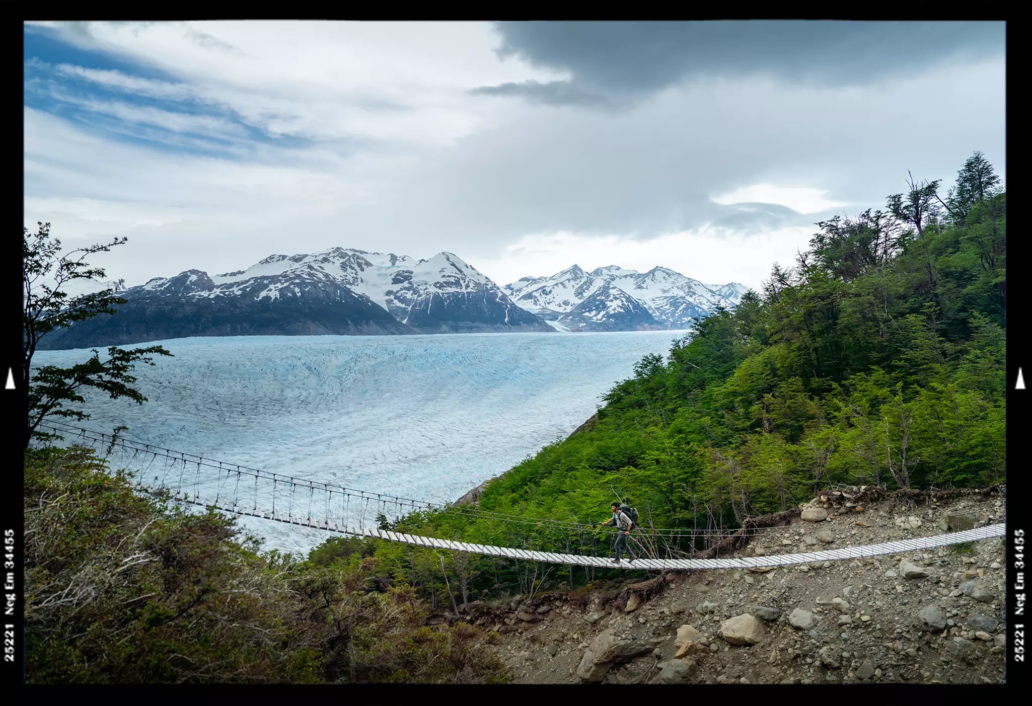 Crossing the suspension bridge © Evan Ruderman