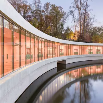 The curvaceous Crystal Bridges Museum of American Art, founded by Alice Walton and designed by Moshe Safdie.