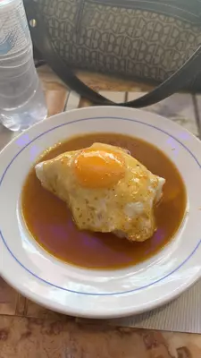 Chamidae in Porto: francesinha
