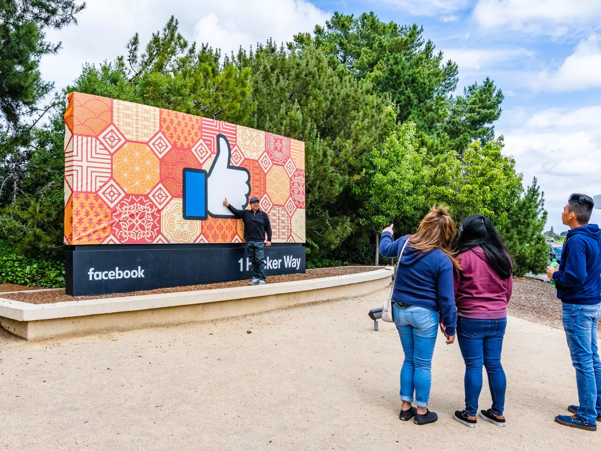 Tourists posing in front of the Facebook sign in Silicon Valley
1152458783
1 hacker way, address, area, background, fb, location