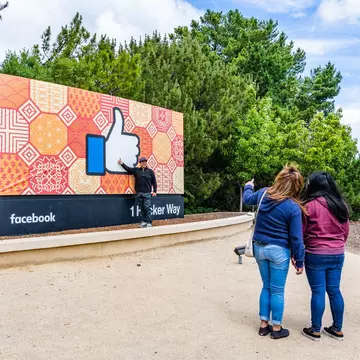 Tourists posing in front of the Facebook sign in Silicon Valley
1152458783
1 hacker way, address, area, background, fb, location