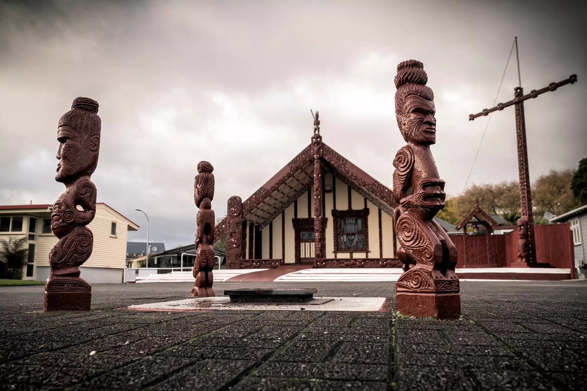 Intricate Māori carvings outside Tama-te-Kapua Meeting House in Ohinemutu, Rotorua © sljones / Getty Images