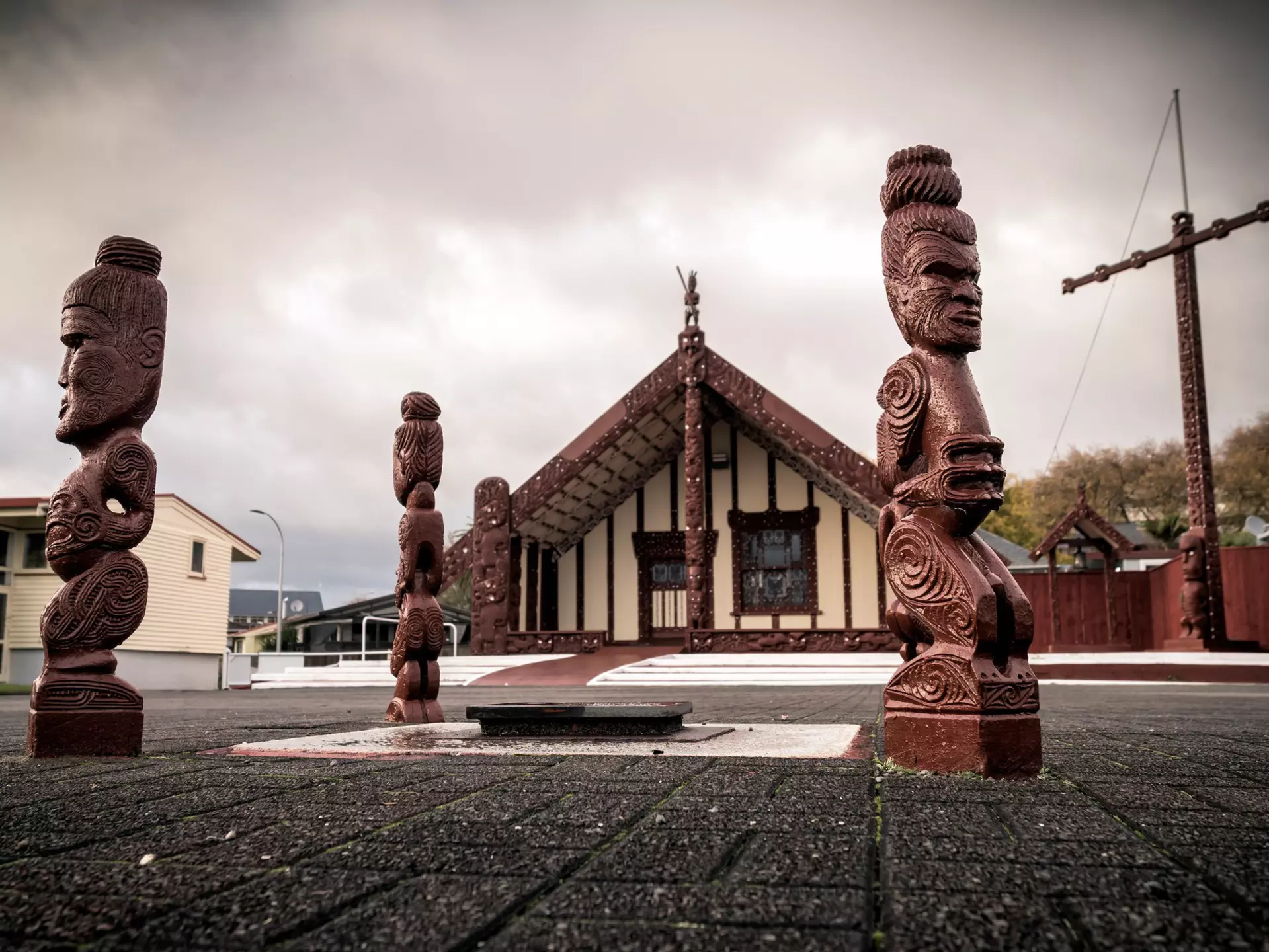 Intricate Māori carvings outside Tama-te-Kapua Meeting House in Ohinemutu, Rotorua © sljones / Getty Images